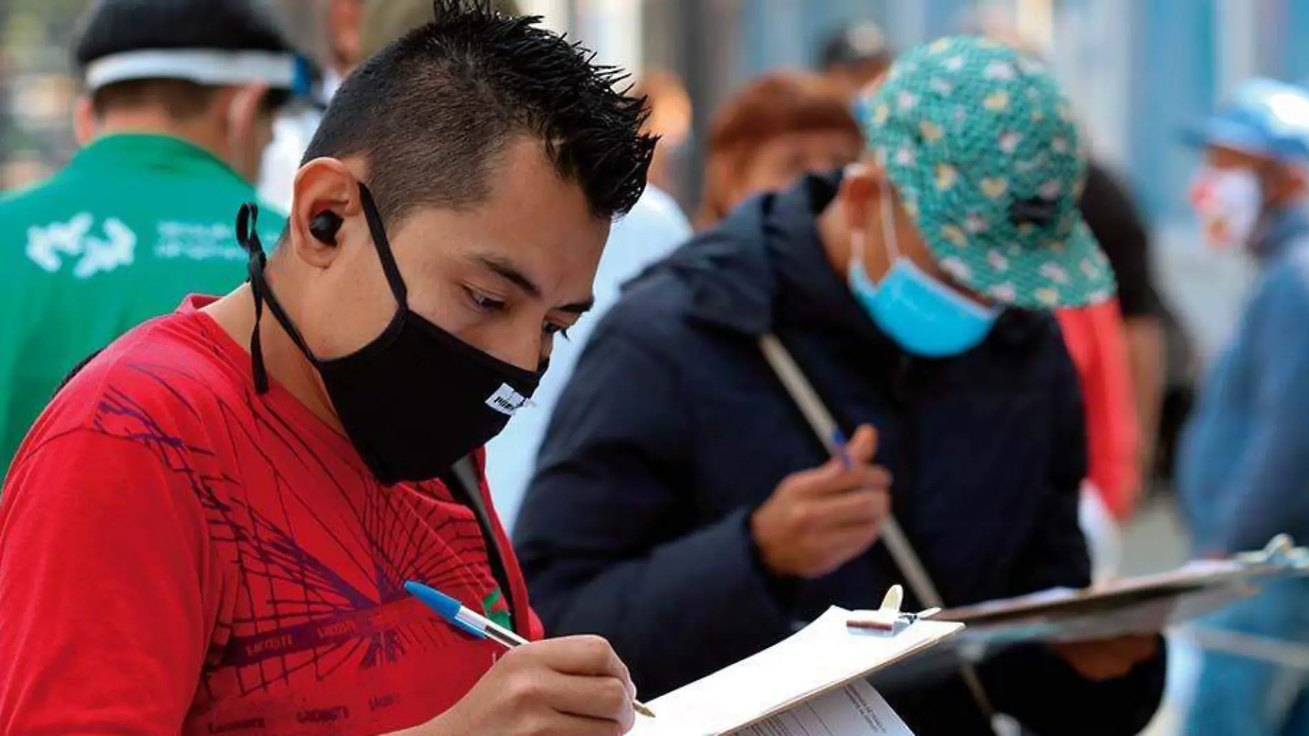 Personas llenando solicitudes de empleo